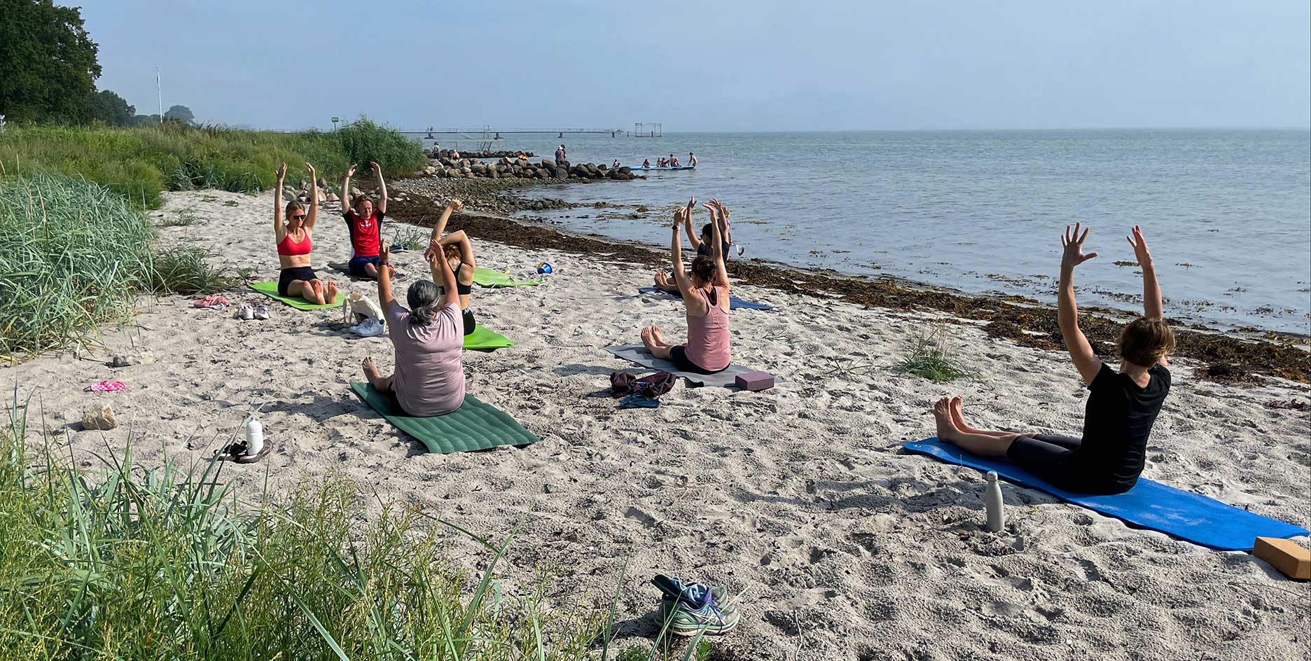 Yoga-på-stranden_Hou-Maritime-Familiehøjskole